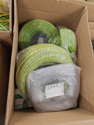 1435722-10 Kartonger med elmaterial och installationskomponenter
