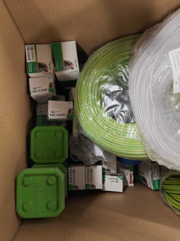 1435722-11 Kartonger med elmaterial och installationskomponenter