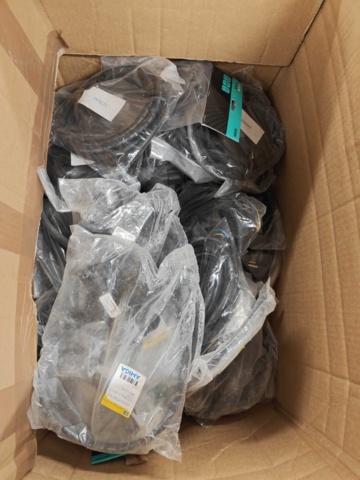 1435722-12 Kartonger med elmaterial och installationskomponenter