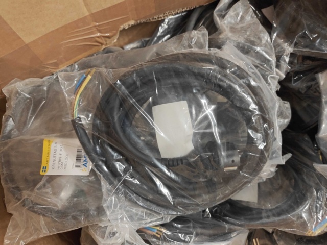 1435722-13 Kartonger med elmaterial och installationskomponenter