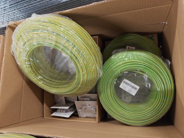 1435722-14 Kartonger med elmaterial och installationskomponenter