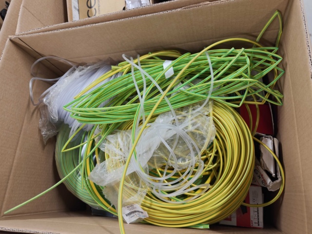 1435722-17 Kartonger med elmaterial och installationskomponenter