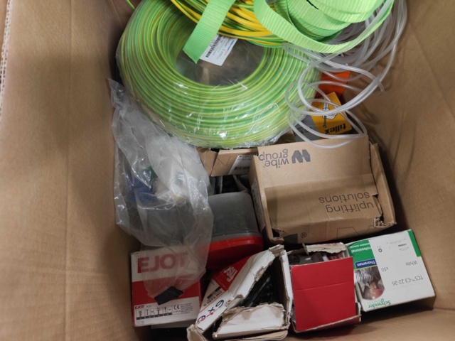 1435722-18 Kartonger med elmaterial och installationskomponenter
