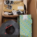 1435722-19 Kartonger med elmaterial och installationskomponenter