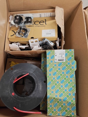 1435722-19 Kartonger med elmaterial och installationskomponenter