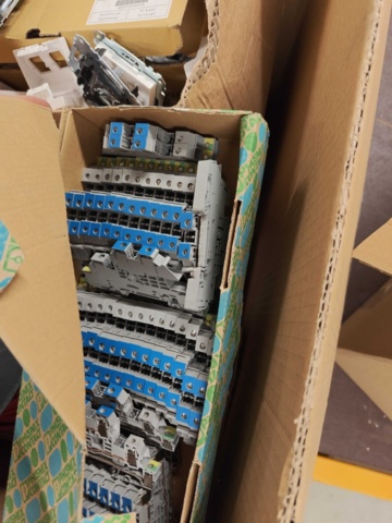 1435722-20 Kartonger med elmaterial och installationskomponenter