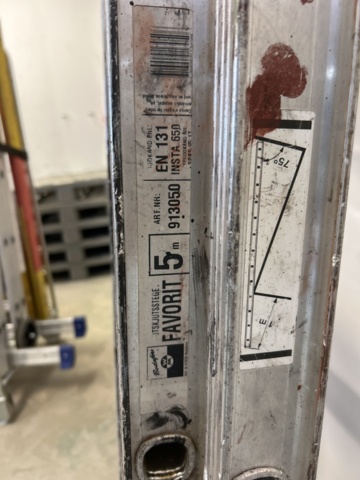 1455022-22 Collection with ladders, trestles and safety board