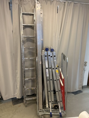 1455022-1 Collection with ladders, trestles and safety board