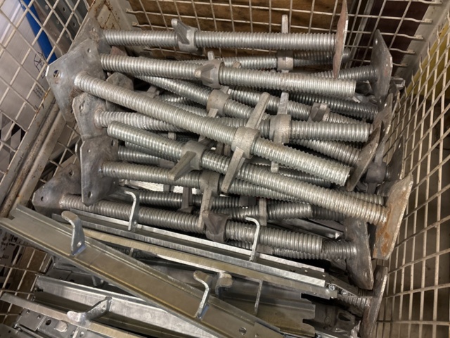 1443793-15 Parti med byggställningsdelar - MJ Gerüst m.fl.