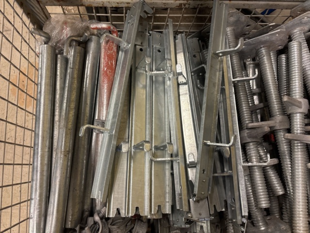 1443793-16 Parti med byggställningsdelar - MJ Gerüst m.fl.