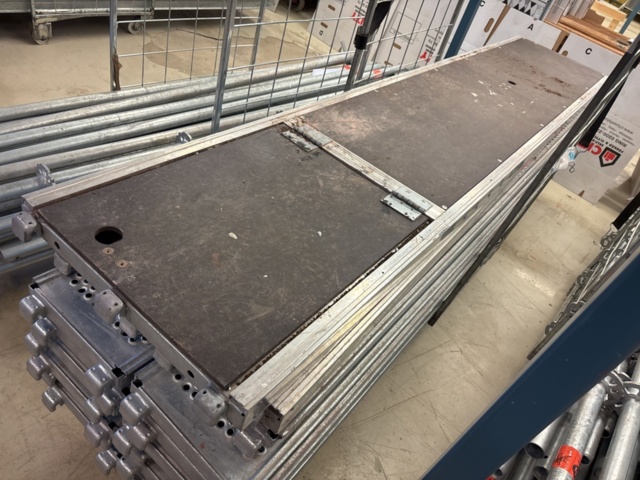 1443793-28 Parti med byggställningsdelar - MJ Gerüst m.fl.