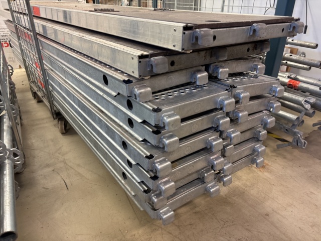 1443793-29 Parti med byggställningsdelar - MJ Gerüst m.fl.