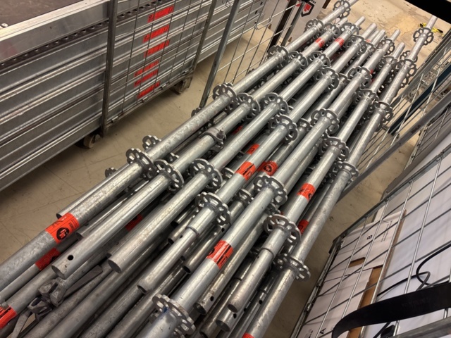 1443793-31 Parti med byggställningsdelar - MJ Gerüst m.fl.