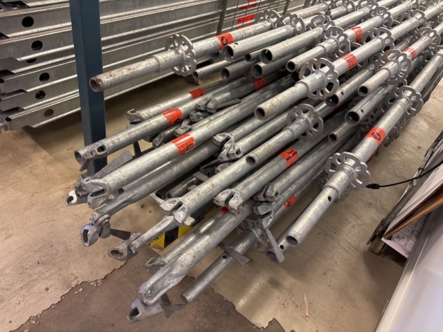 1443793-32 Parti med byggställningsdelar - MJ Gerüst m.fl.