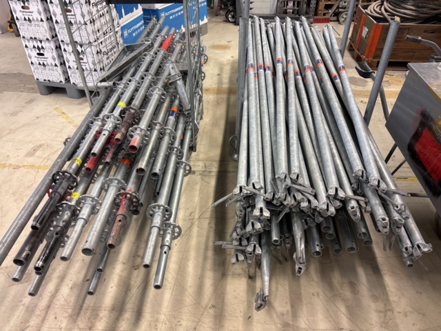 1443794-17 Parti med byggställningsdelar Scafom-rux m.fl.