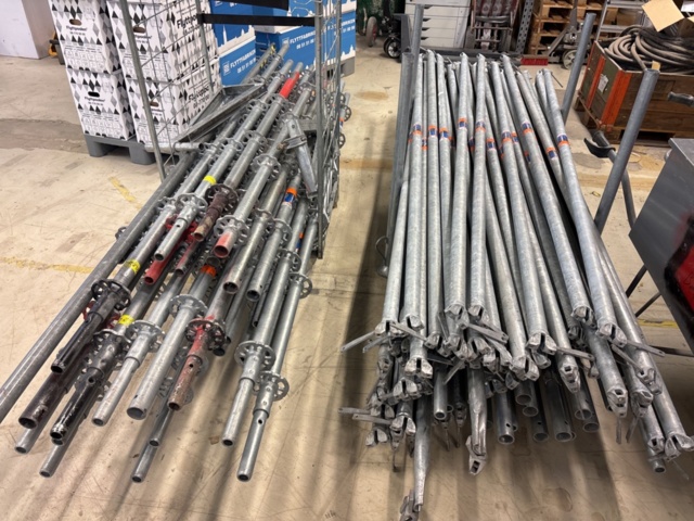 1443794-18 Parti med byggställningsdelar Scafom-rux m.fl.