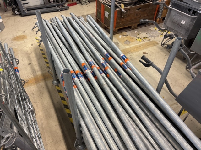 1443794-21 Parti med byggställningsdelar Scafom-rux m.fl.