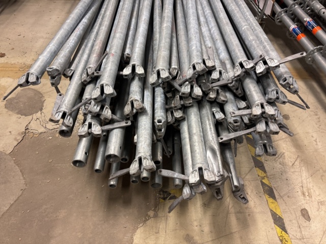 1443794-23 Parti med byggställningsdelar Scafom-rux m.fl.