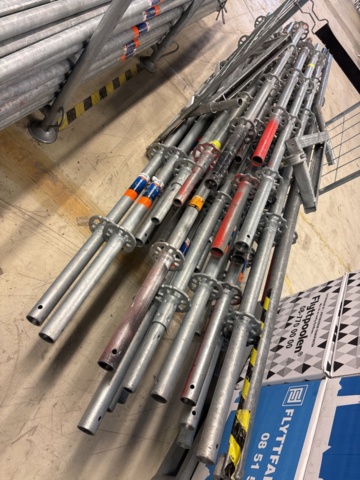 1443794-24 Parti med byggställningsdelar Scafom-rux m.fl.