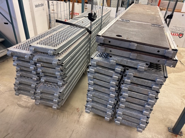 1443794-3 Parti med byggställningsdelar Scafom-rux m.fl.