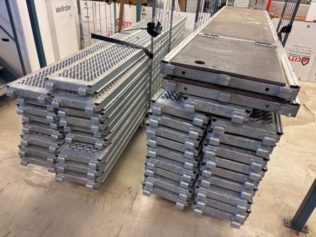 1443794-26 Parti med byggställningsdelar Scafom-rux m.fl.