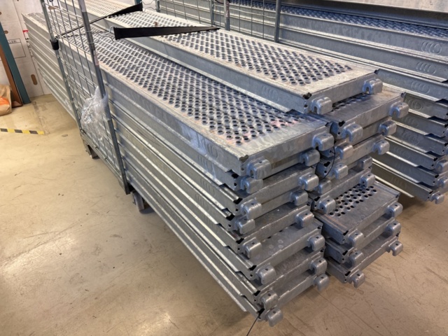 1443794-28 Parti med byggställningsdelar Scafom-rux m.fl.