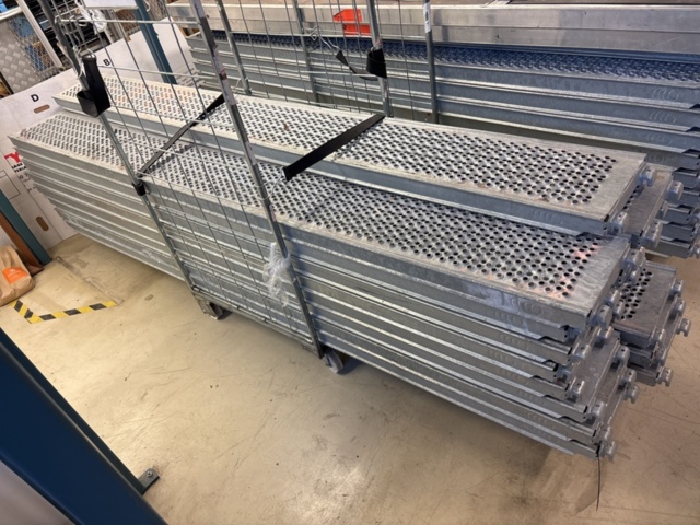 1443794-30 Parti med byggställningsdelar Scafom-rux m.fl.