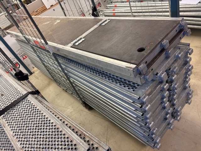 1443794-31 Parti med byggställningsdelar Scafom-rux m.fl.