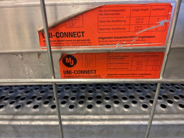 1443794-32 Parti med byggställningsdelar Scafom-rux m.fl.