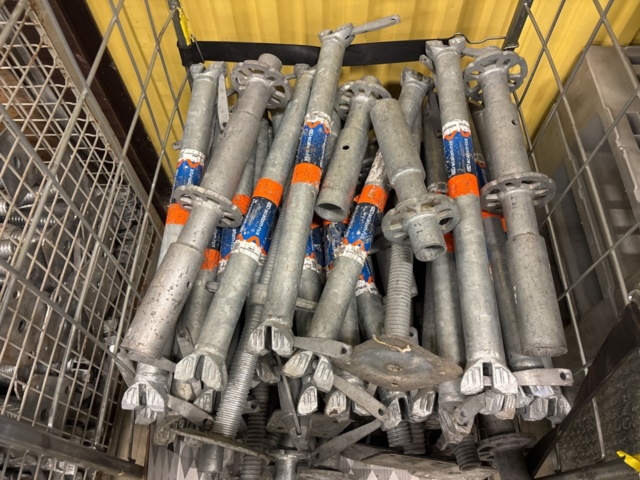 1443794-34 Parti med byggställningsdelar Scafom-rux m.fl.