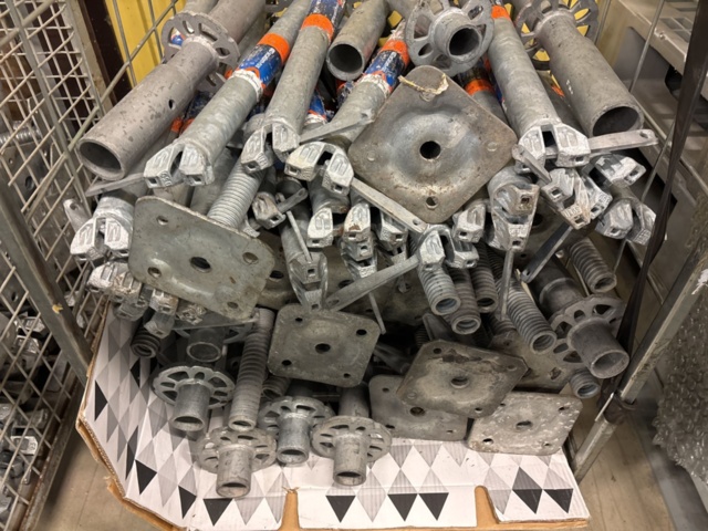 1443794-35 Parti med byggställningsdelar Scafom-rux m.fl.