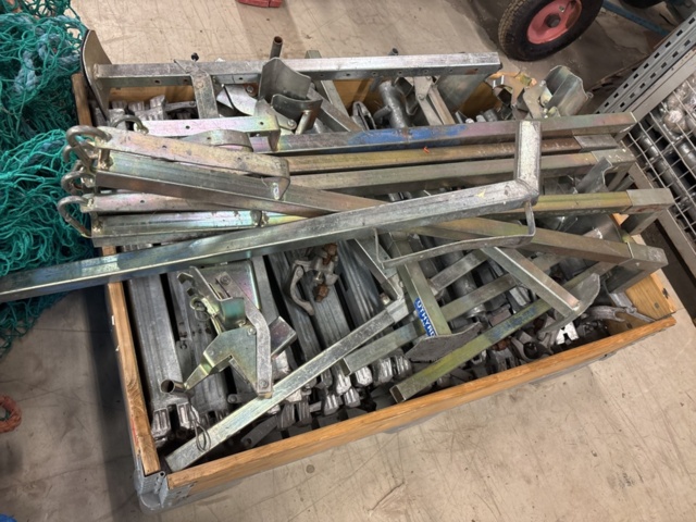 1443794-5 Parti med byggställningsdelar Scafom-rux m.fl.