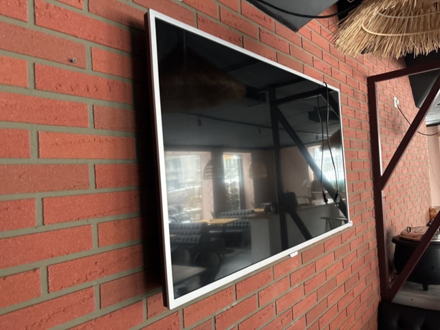 1428480-4 TV approx. 48" with wall mount - Philips