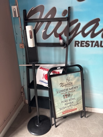 1428481-3 Collection of restaurant accessories and furnishings