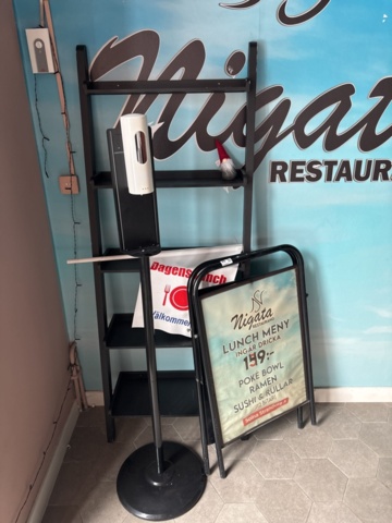 1428481-5 Collection of restaurant accessories and furnishings