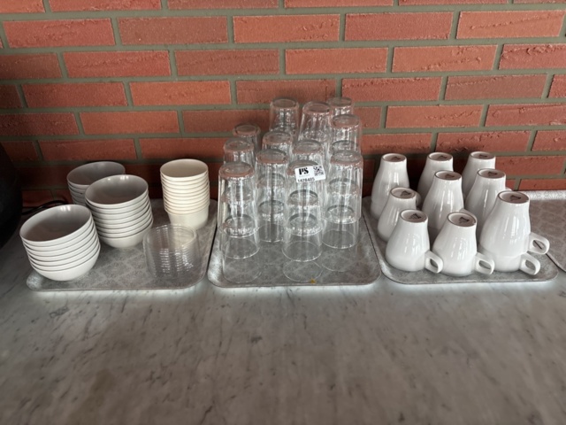 1428485-1 Collection of various porcelain and serving items