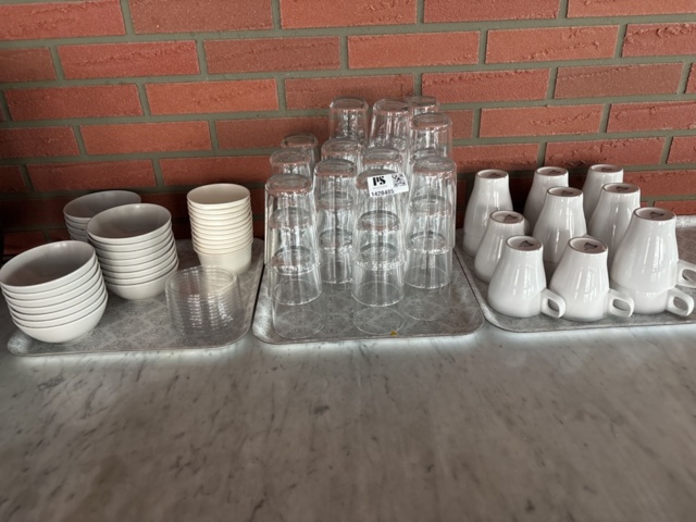 1428485-2 Collection of various porcelain and serving items