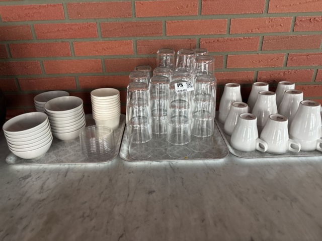 1428485-3 Collection of various porcelain and serving items