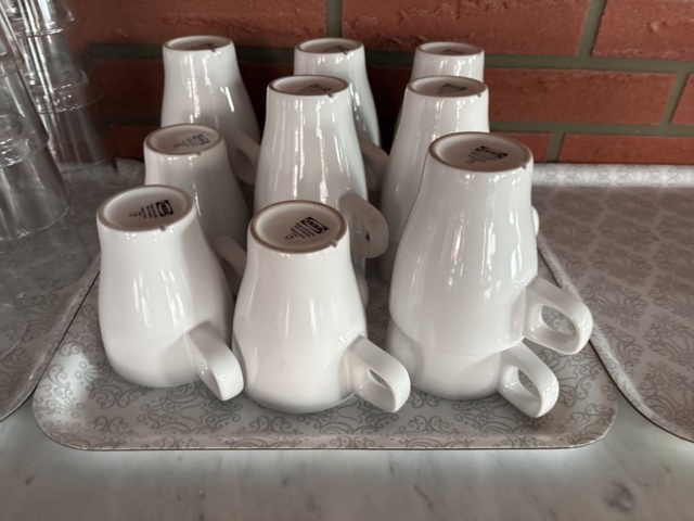 1428485-6 Collection of various porcelain and serving items