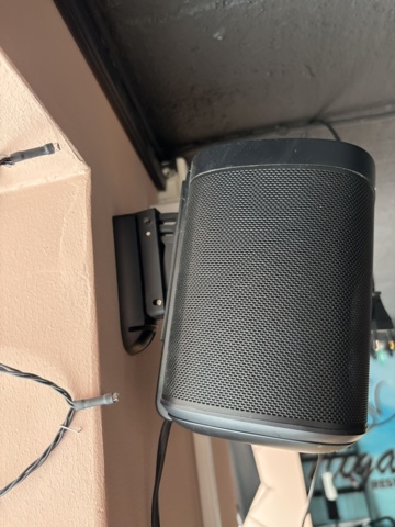 1428486-3 Wall-mounted speaker - Sonos One