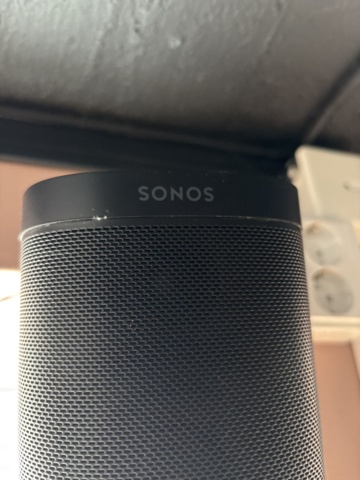 1428486-5 Wall-mounted speaker - Sonos One