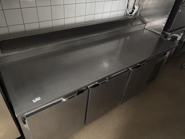 1428496-4 Refrigerated counter with cooling channel and 3 cabinets