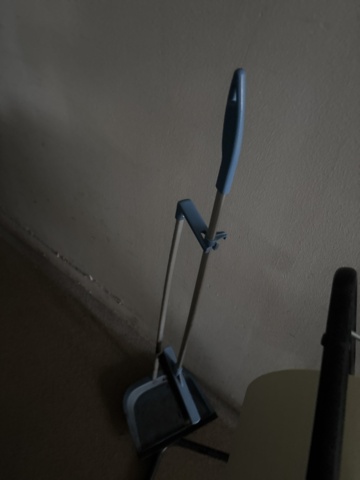 1428500-3 Collection of various cleaning equipment