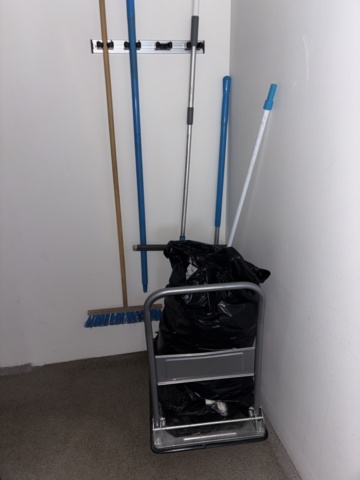 1428500-4 Collection of various cleaning equipment