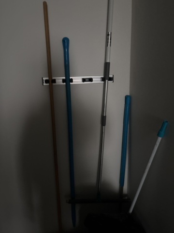 1428500-5 Collection of various cleaning equipment