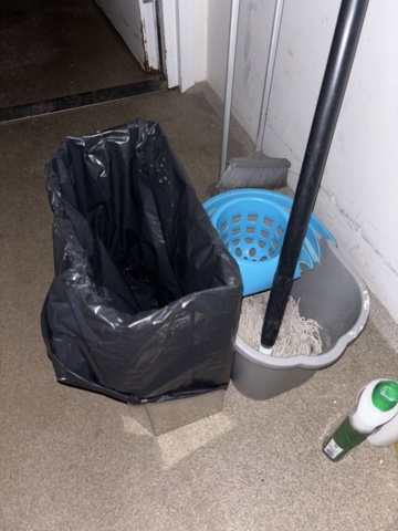 1428500-6 Collection of various cleaning equipment