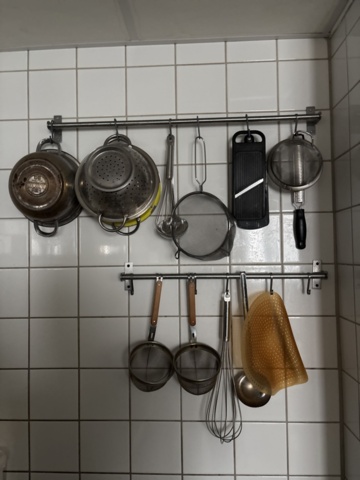 1428501-1 Collection of various kitchen accessories