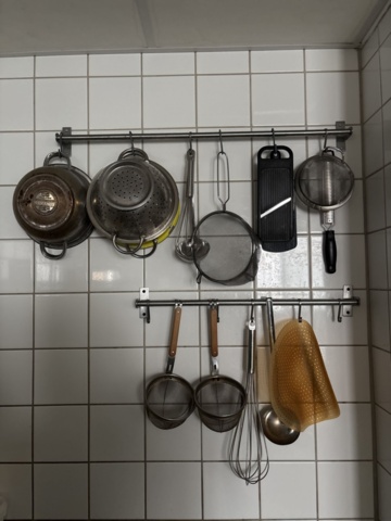 1428501-2 Collection of various kitchen accessories