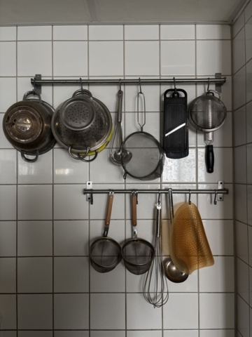 1428501-3 Collection of various kitchen accessories