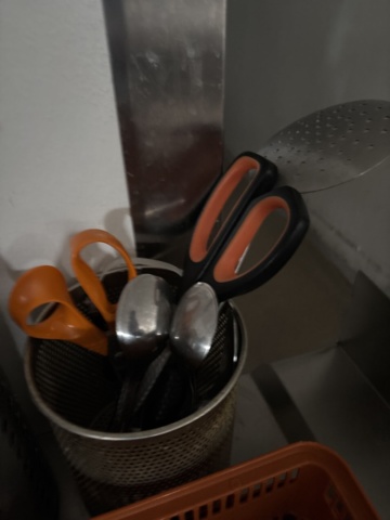 1428501-5 Collection of various kitchen accessories